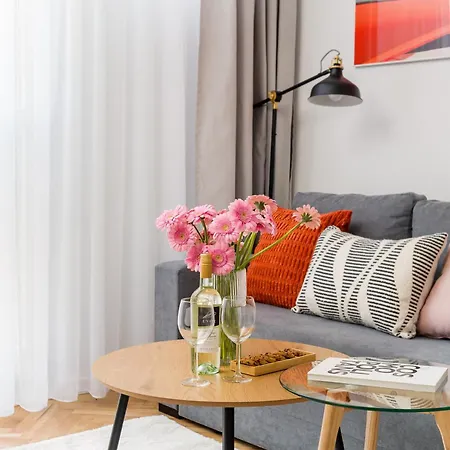 Juicy For 2-3 In The Buzzing Centre Of Metro Station * Varsovie