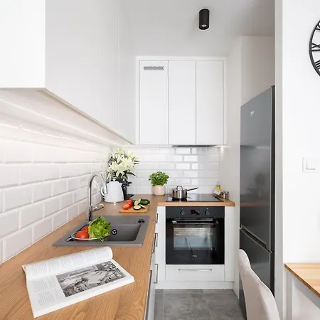 Juicy For 2-3 In The Buzzing Centre Of Metro Station *