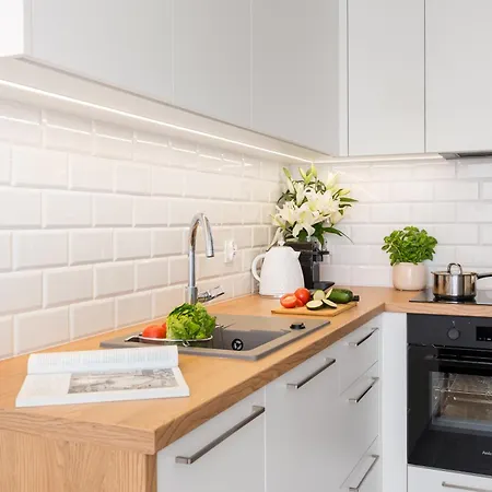 Juicy For 2-3 In The Buzzing Centre Of Metro Station * Varşova