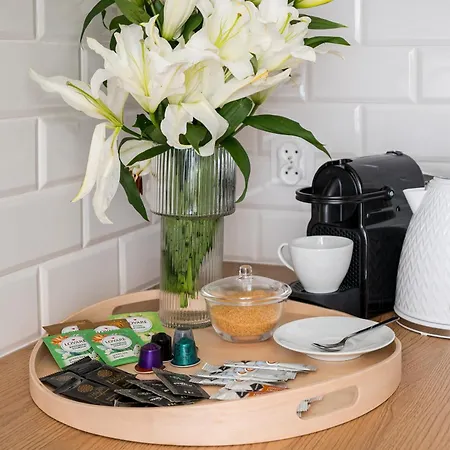 Juicy For 2-3 In The Buzzing Centre Of Metro Station