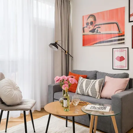 Juicy For 2-3 In The Buzzing Centre Of Metro Station *