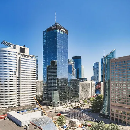 Juicy For 2-3 In The Buzzing Centre Of Metro Station