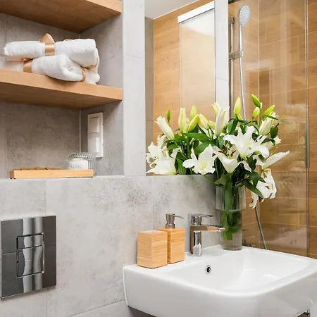 Juicy For 2-3 In The Buzzing Centre Of Metro Station Varşova